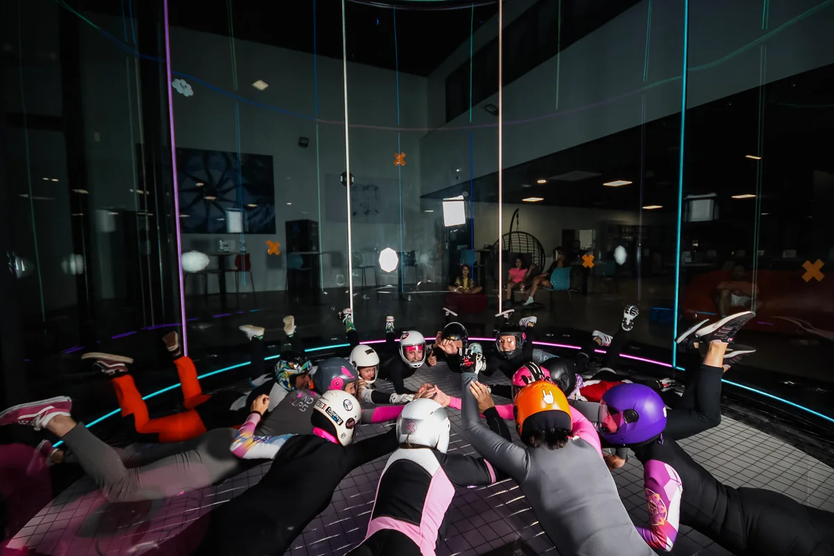 مجموعة من الطائرات داخل حجرة الطيران TT45 PRO في WindAlps. يوفر القسم الزجاجي المخروطي بدون إطار رؤية بانورامية للجمهور، مع ضمان تقليل سرعة الهواء بأمان في الجزء العلوي وتوفير تدفق منتظم. تضمن شبكة الأمان ذات المقاومة المنخفضة والمدخل المبطن أعلى مستويات السلامة أثناء المناورات عالية السرعة.