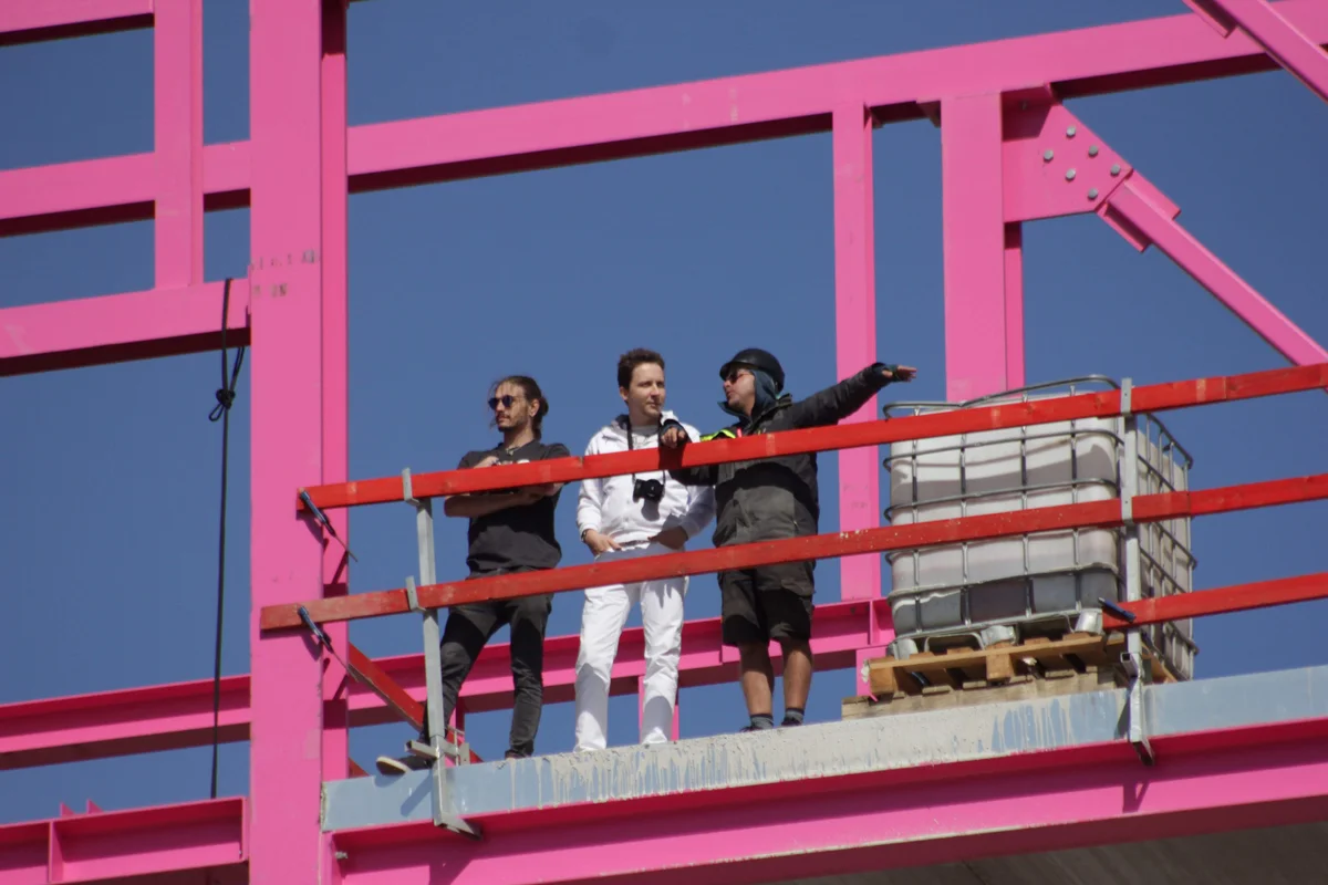 Das Foto zeigt das multidisziplinäre Engineering-Team von TunnelTech bei der Installation des LuxFly-Windkanals.