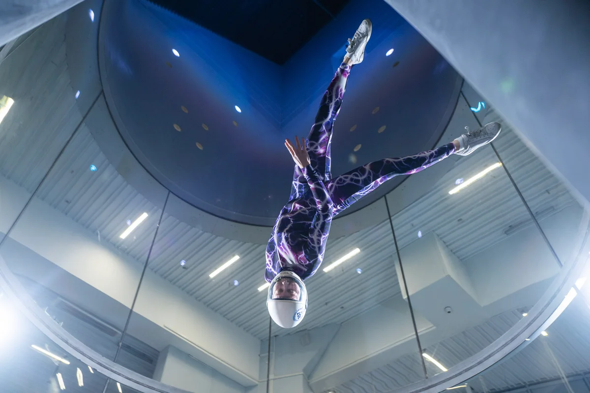 Một flyer chuyên nghiệp đang thực hiện động tác head-down bên trong buồng bay TT52 Pro tại Kuzbas Arena. Với đường kính 5,2 mét, phần lồng kính này cung cấp luồng khí tốc độ cao ổn định, thiết yếu cho các bộ môn bodyflight nâng cao. Cơ sở này ứng dụng công nghệ vòng lặp đơn (single-loop) của TunnelTech, được thiết kế tối ưu cho đào tạo chuyên nghiệp và thi đấu.