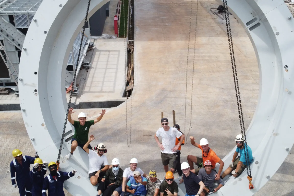 Ova fotografija prikazuje TunnelTech tim koji pozira pored nosive konstrukcije komore leta vertikalnog zračnog tunela