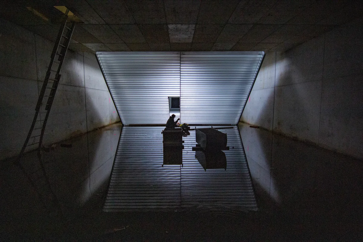 La imagen muestra el montaje final de los álabes guía en la sección inferior del conducto del túnel de viento Luxfly. Los álabes guía se utilizan para redirigir el flujo de aire de manera eficiente dentro del circuito de recirculación, minimizando la turbulencia y las pérdidas de presión.