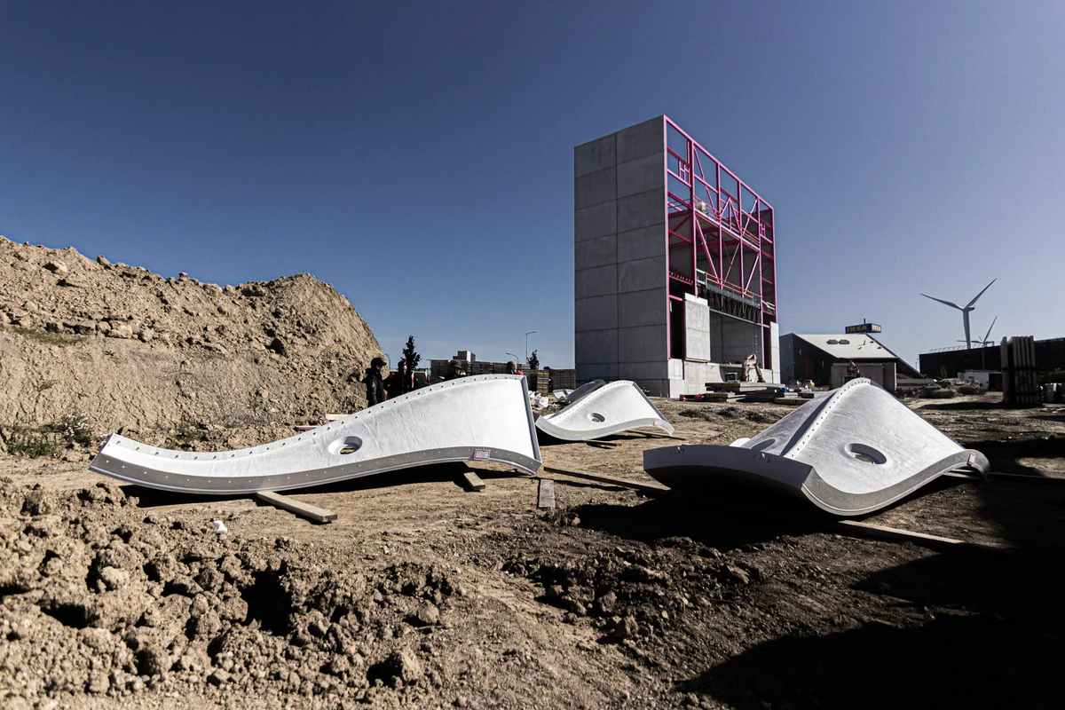 Fotografia prezintă componentele din sticlă-plastic ale airjet-ului (secțiune de contracție) tunelului aerodinamic TT45 Pro în curs de asamblare la facilitatea Luxfly. Aceste elemente fac parte din sistemul aerodinamic proiectat pentru un flux de aer stabil și cu turbulență redusă.