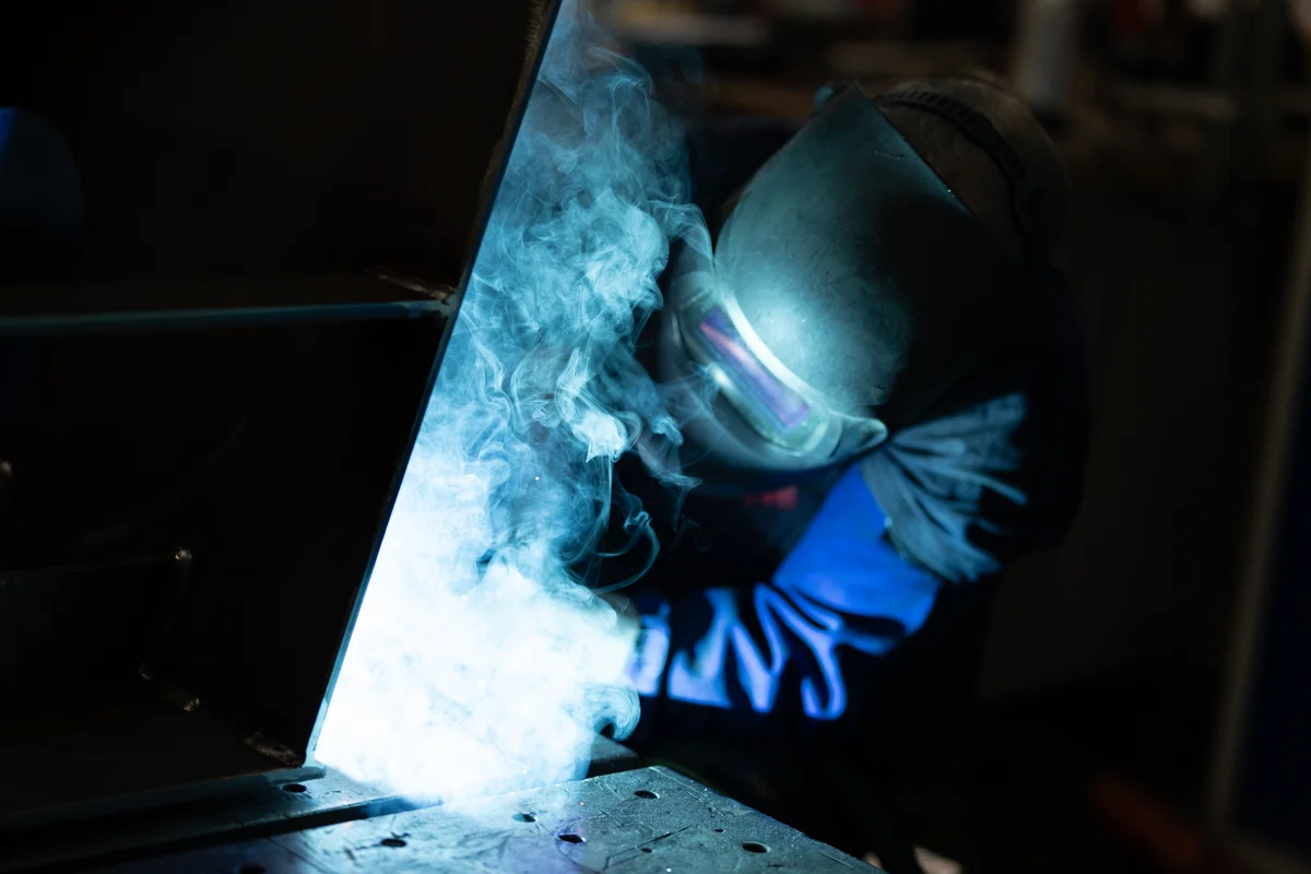 De EVG Lufttechnik-lasser werkt aan een nieuwe axiale ventilator voor het windtunnelproject