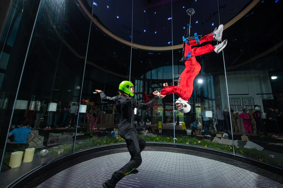 Энд AnreyKarr хугархай хөл, бэхэлсэн таягтайгаар хеддаун нисэж буй Svjatoslav Lisin-д тусалж байгааг харуулж байна